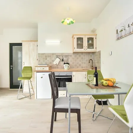 Lovely In Seget Donji Apartman