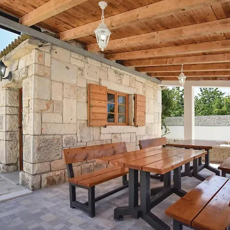 Lovely In Seget Donji *