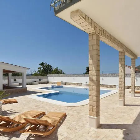 Lovely In Seget Donji *