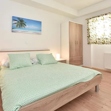 Lovely In Seget Donji Apartman Trogir