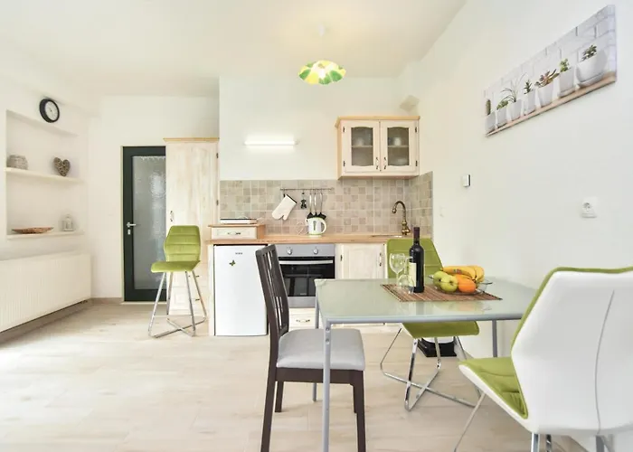 Lovely In Seget Donji Appartement
