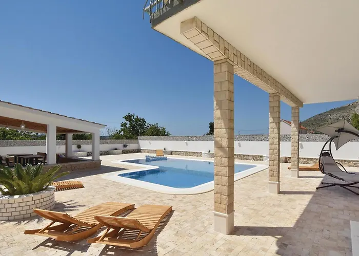 Lovely In Seget Donji *