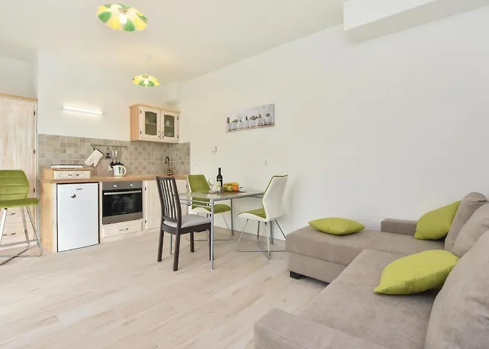 Appartement Lovely In Seget Donji Trogir
